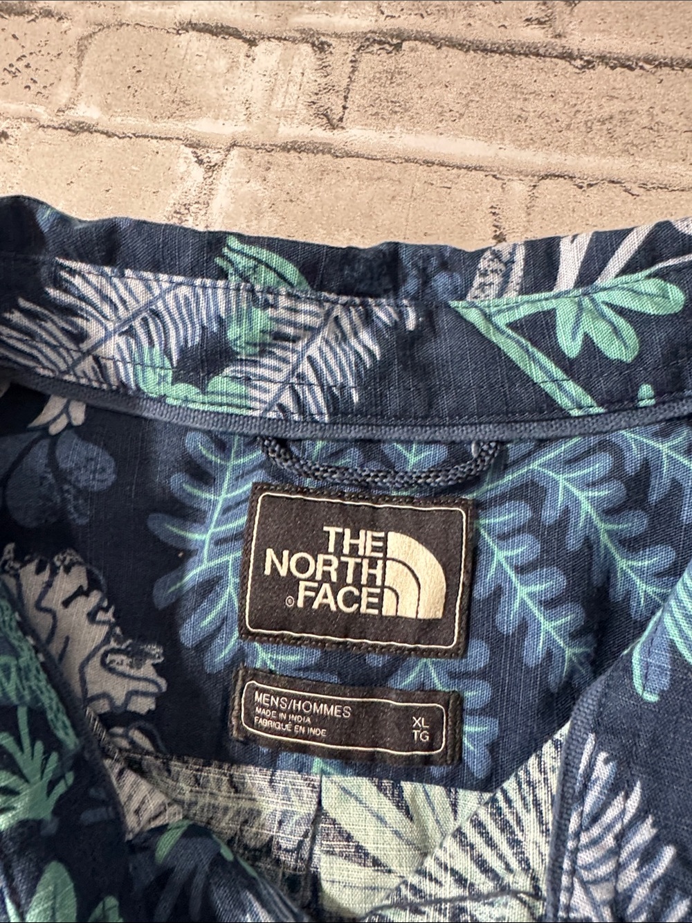 The North Face mens XL blue floral cotton short sleeve button up casual shirt - Picture 2 of 4